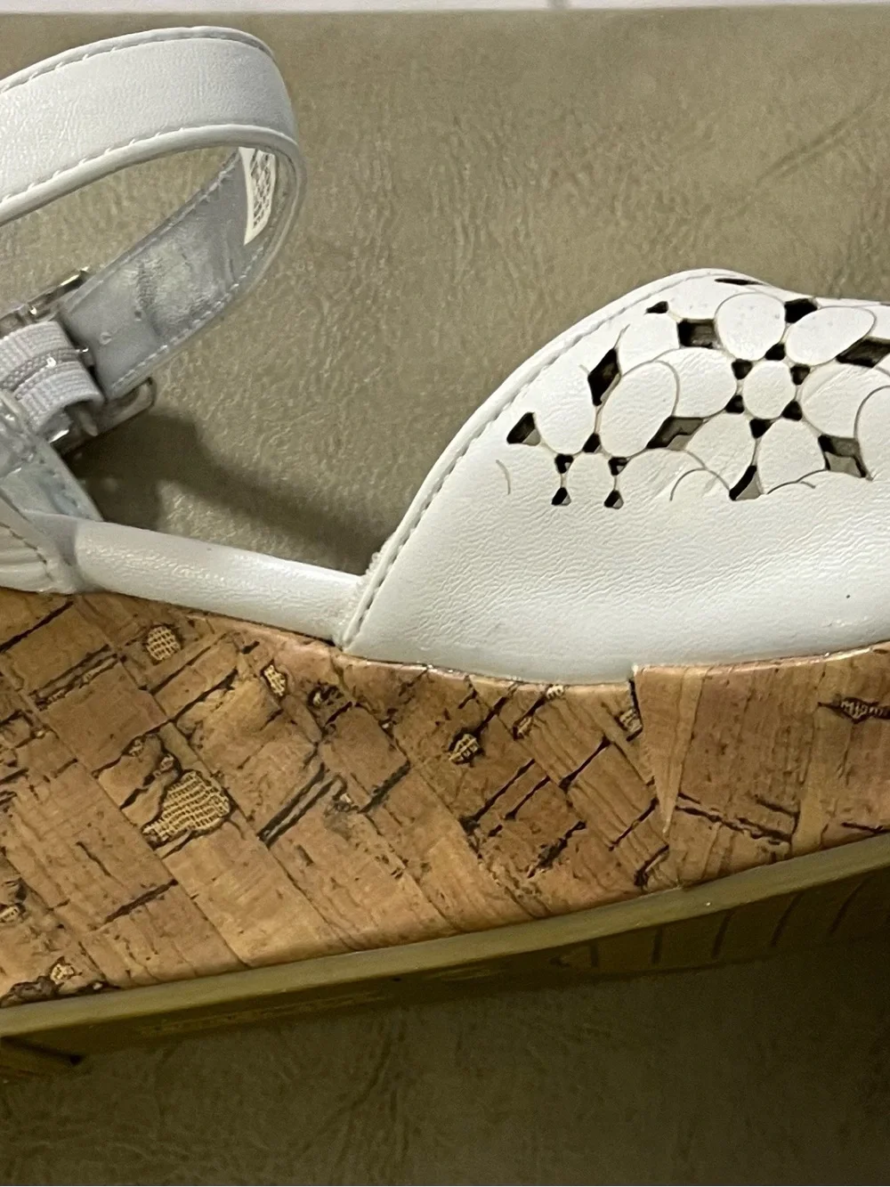 Kenneth Cole White Floral Cutout Ankle-Strap Sandals girls size 2
